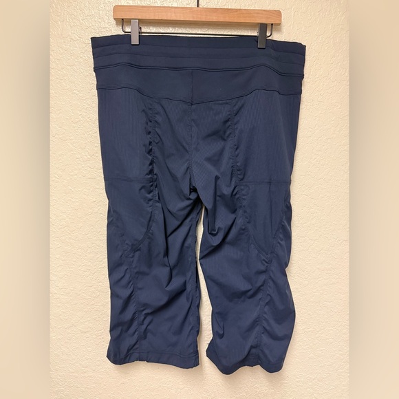 🍋 LULULEMON Studio Crop Pants (See Measurements) - Picture 4 of 16